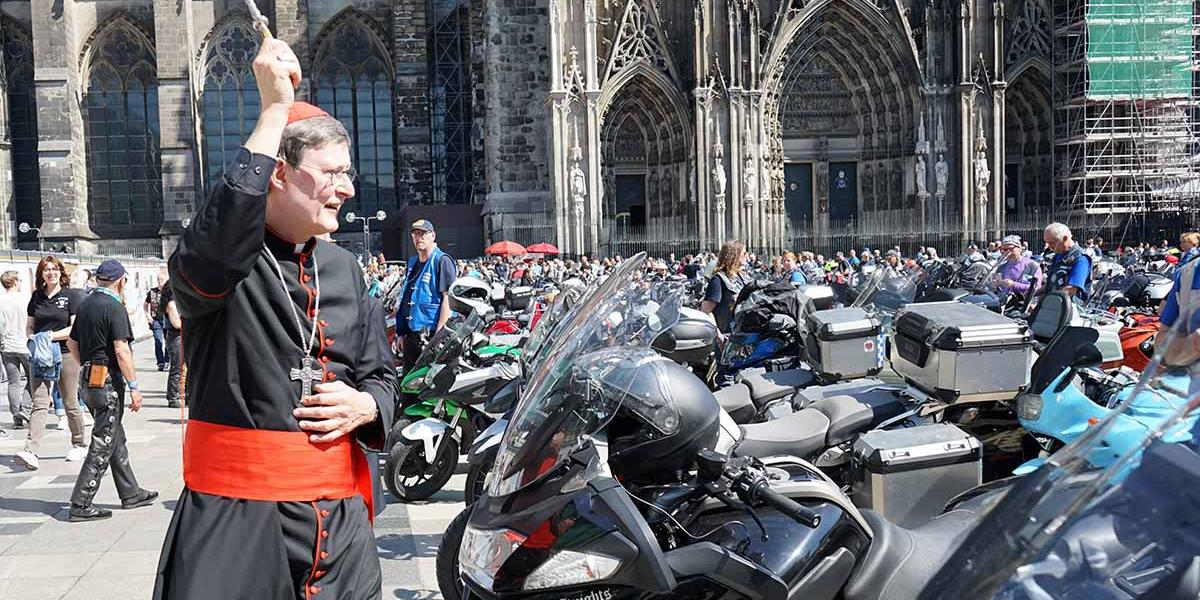 Motorradsegnung der Blue Knights