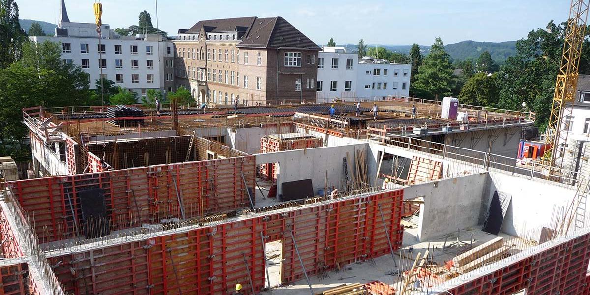 Blick vom alten Gebäude in das erste Obergeschoss des neuen Gebäudes