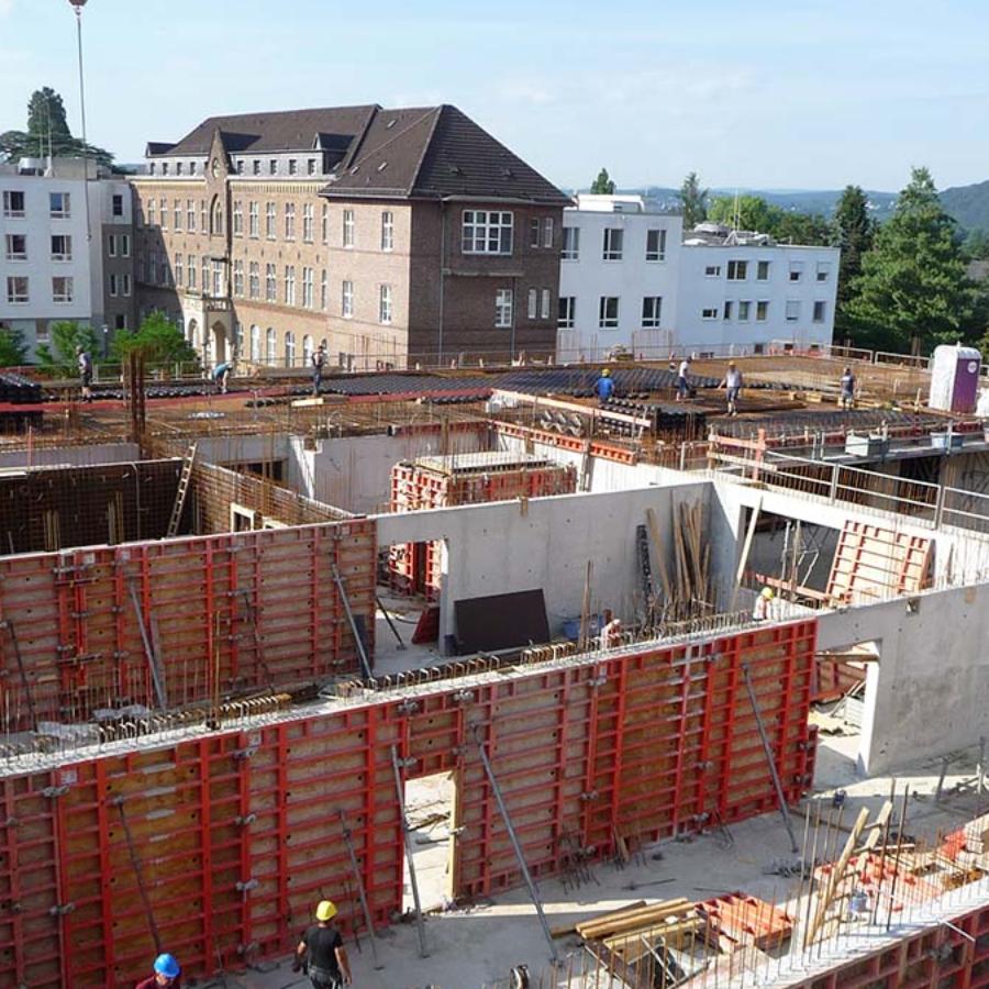 Blick vom alten Gebäude in das erste Obergeschoss des neuen Gebäudes