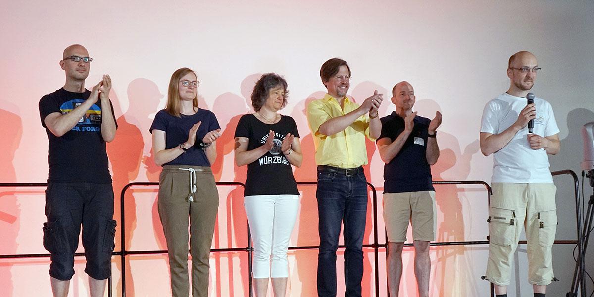 Applaus gab es von den und für die Teilnehmenden des Preacher Slam, hier gemeinsam mit Diakon Tobias Wiegelmann (rechts).