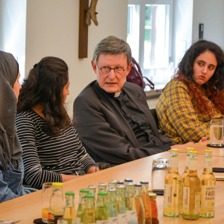Schülerinnnen der Internationalen Vorbereitungsklasse der Bonner Liebfrauenschule besuchen Kardinal Woelki im Erzbischöflichen Haus.
