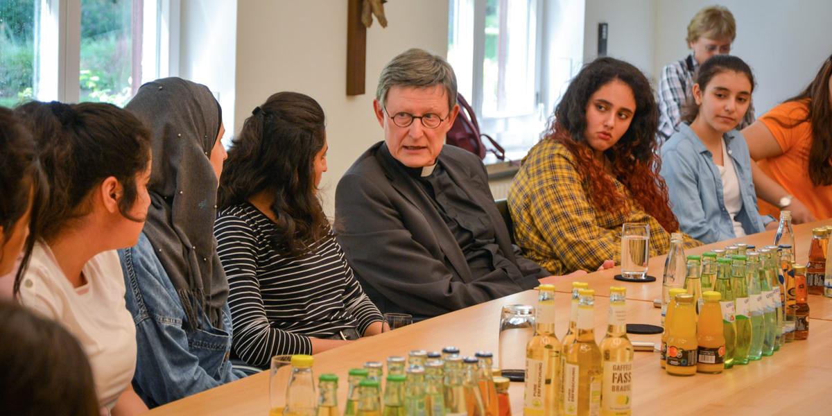 Schülerinnnen der Internationalen Vorbereitungsklasse der Bonner Liebfrauenschule besuchen Kardinal Woelki im Erzbischöflichen Haus.