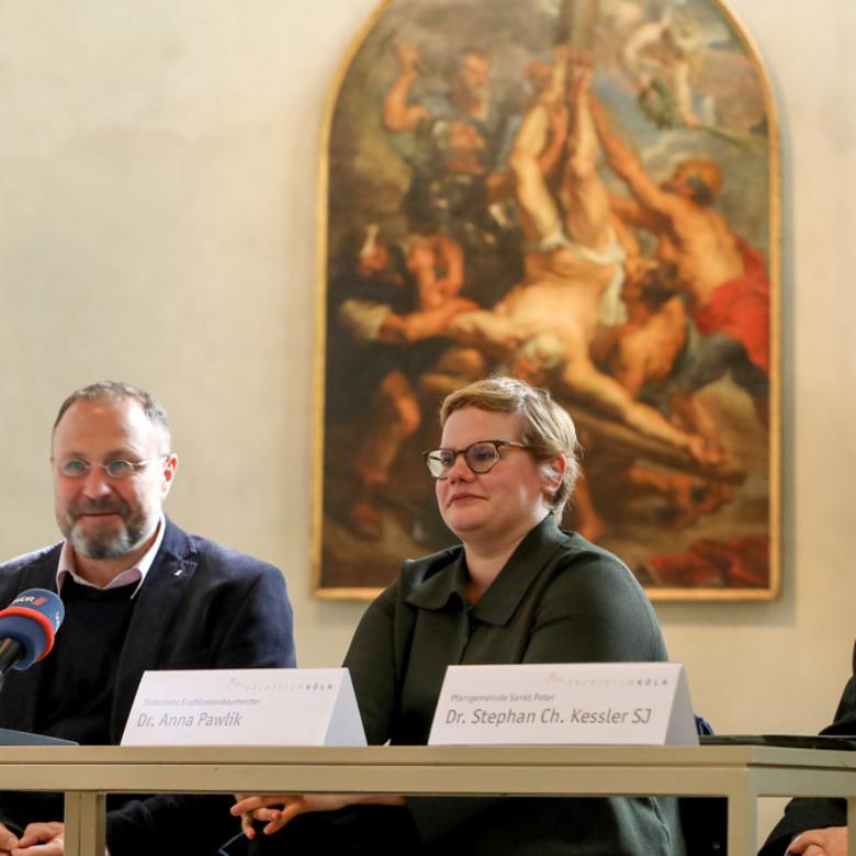 Pressetermin zur Kreuzigung Petri, von links nach rechts: Marc Peez (ltd. Restaurator am LVR-Amt für Denkmalpflege), Dr. Guido Schlimbach (Kunststation Sankt Peter), Dr. Anna Pawlik (Kunsthistorikerin im Erzbistum Köln), Pater Dr. Stephan Kessler (Pfarrer von Sankt Peter)