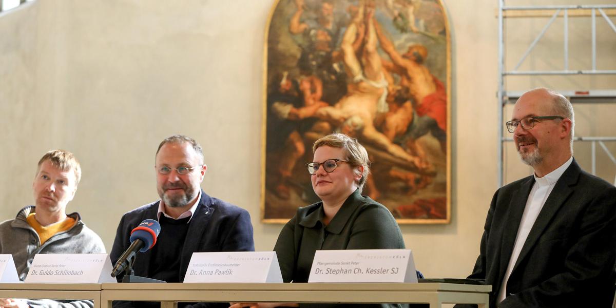 Pressetermin zur Kreuzigung Petri, von links nach rechts: Marc Peez (ltd. Restaurator am LVR-Amt für Denkmalpflege), Dr. Guido Schlimbach (Kunststation Sankt Peter), Dr. Anna Pawlik (Kunsthistorikerin im Erzbistum Köln), Pater Dr. Stephan Kessler (Pfarrer von Sankt Peter)