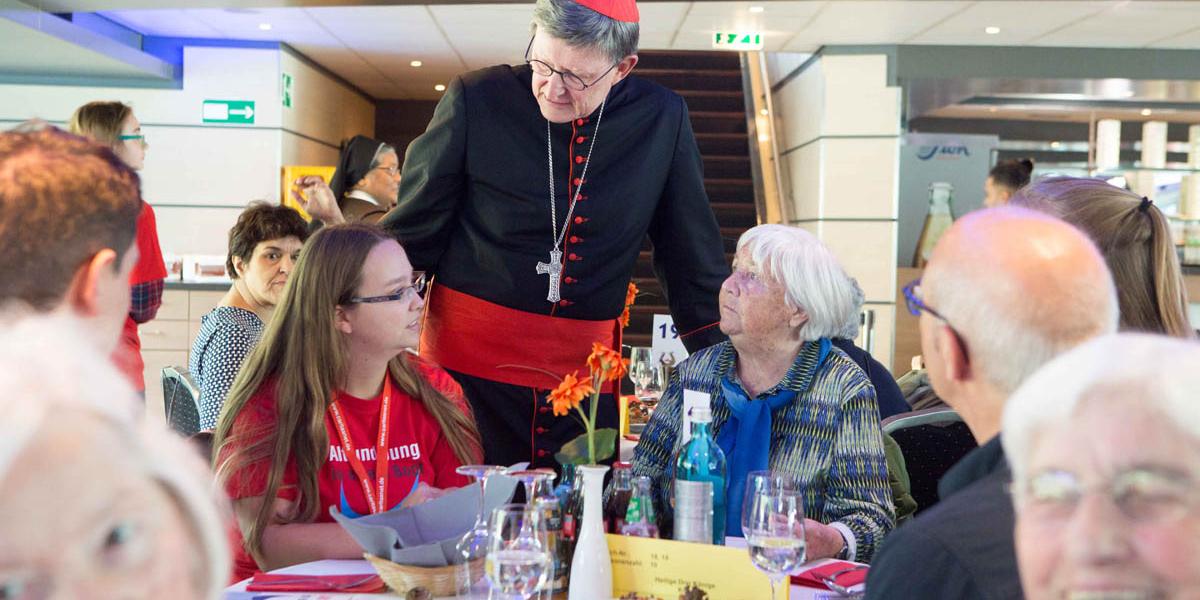 Der Kölner Erzbischof Rainer Maria Kardinal Woelki nahm sich viel Zeit für persönliche Gespräche.