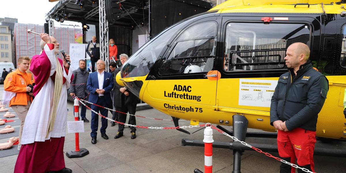 Weihbischof Ansgar Puff segnet den Rettungshubschrauber Christoph Rheinland und alle Rettungskräfte