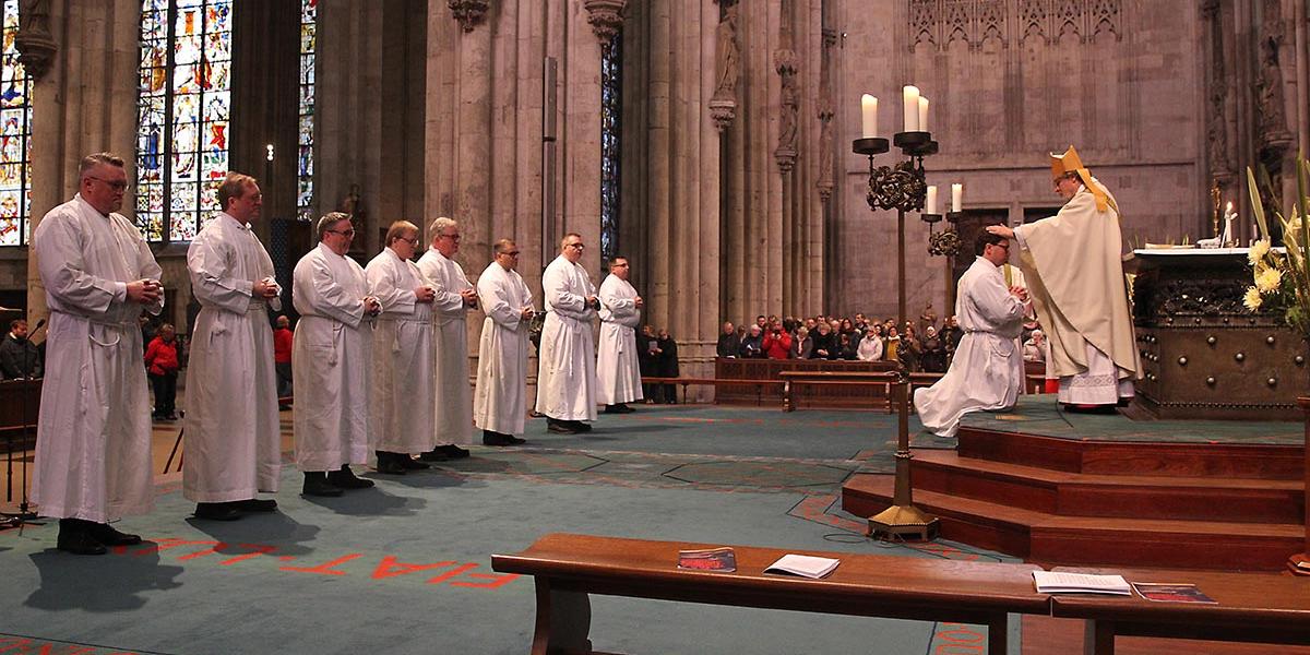 Im Kölner Dom weihte der Kölner Weihbischof Rolf Steinhäuser neun Männer zu Ständigen Diakonen für das Erzbistum Köln.