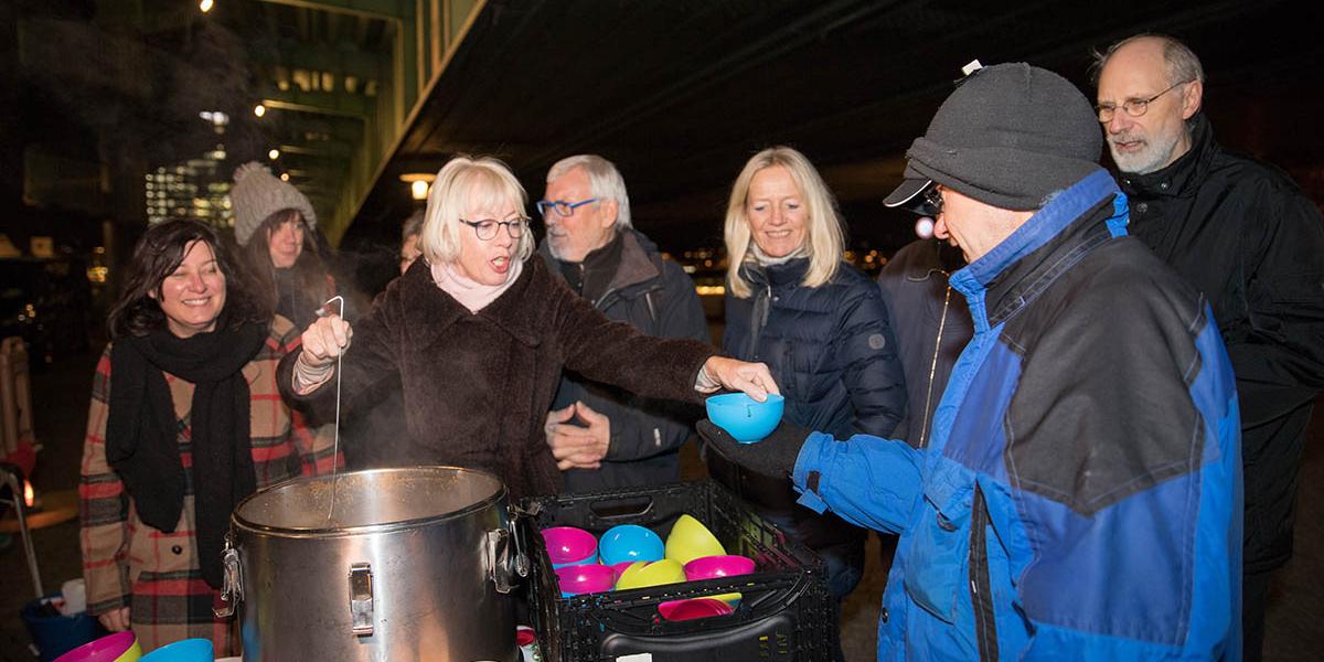 Nikolausaktion mit Weihbischof Puff unter der Deutzer Brücke