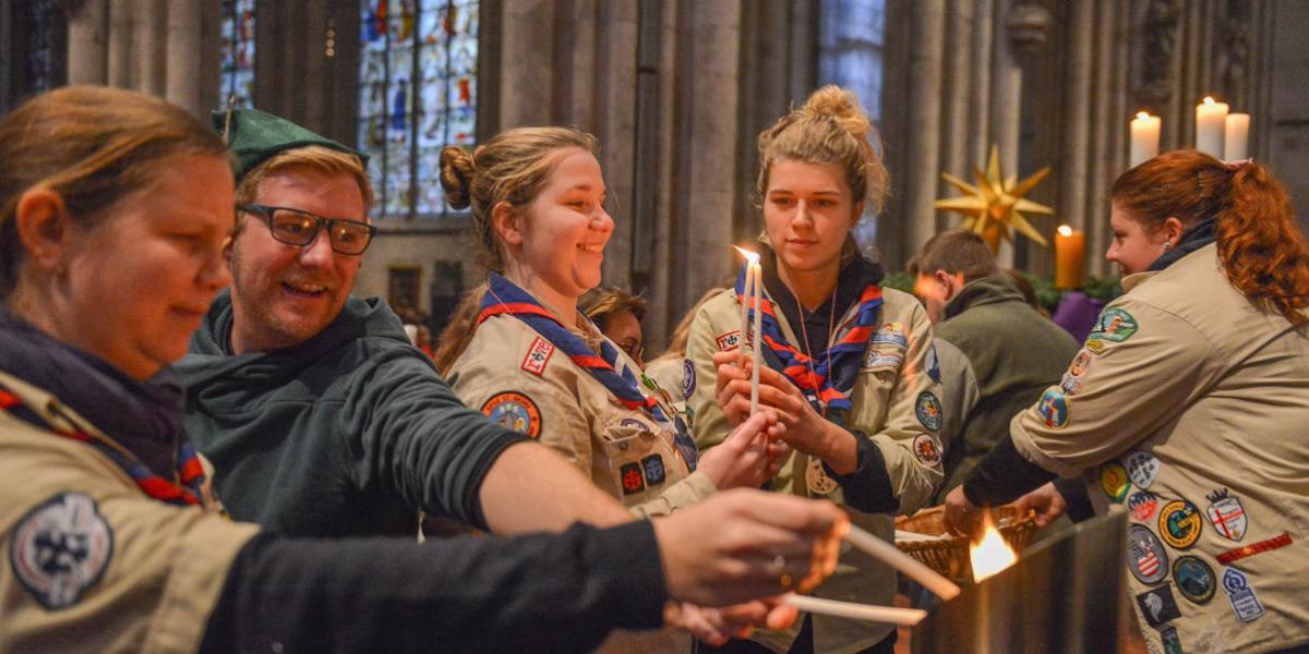 Pfadfinderinnen und Pfadfinder haben am 3. Adventssonntag das Friedenslicht aus Bethlehem nach Köln gebracht.