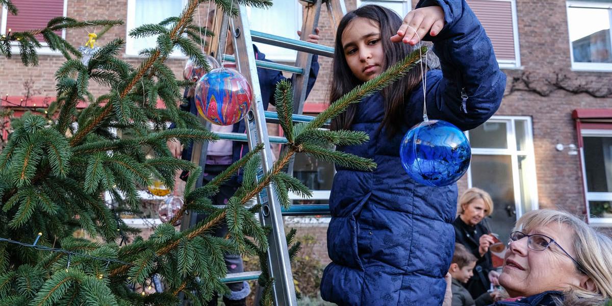 Grundschulkinder der kath. Franziskusschule in Köln-Bayenthal haben am 19. Dezember den Weihnachtsbaum des Kardinals geschmückt