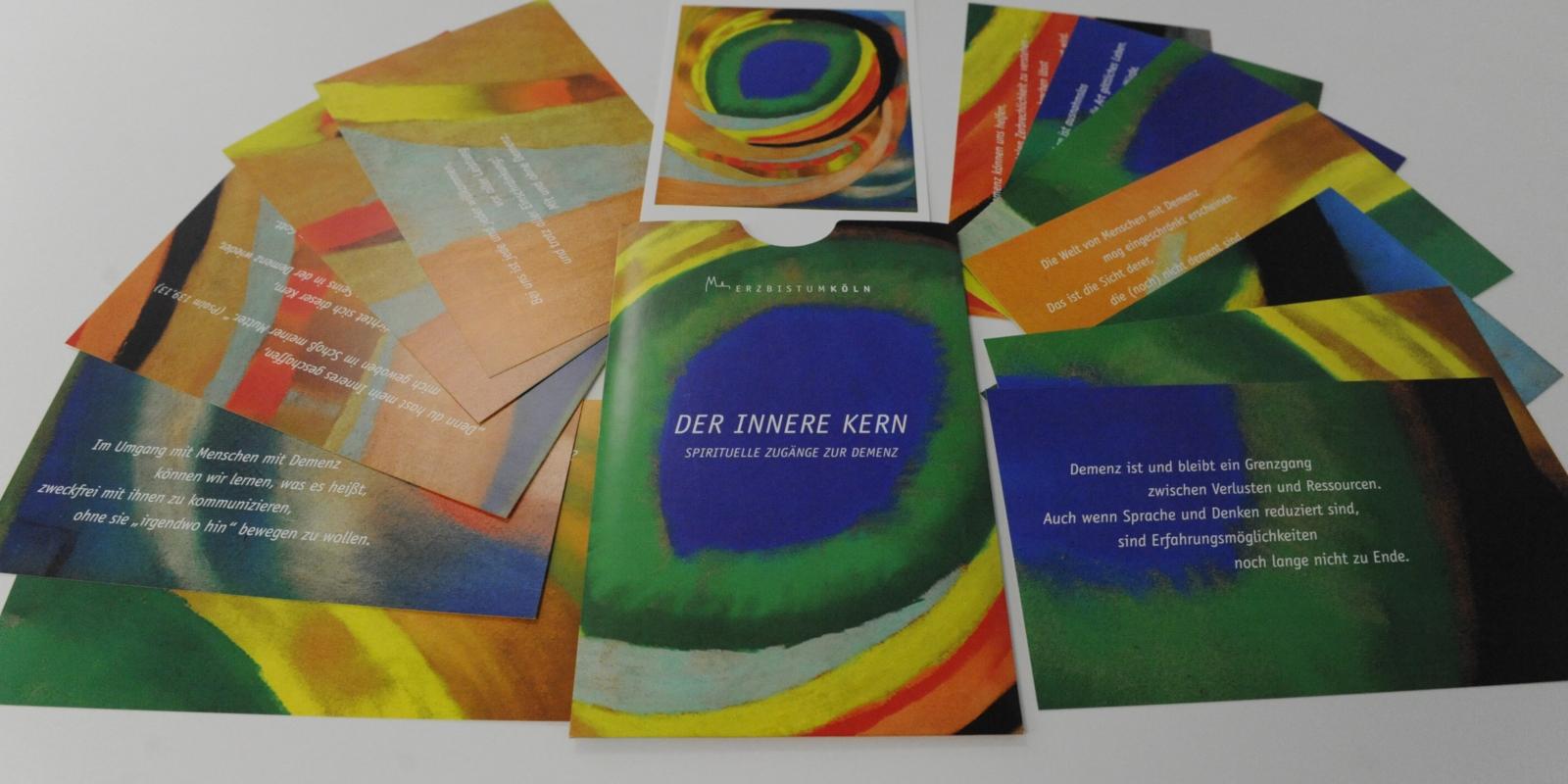 Das Kartenset 'Der innere Kern' beinhaltet 14 Postkarten - 12 davon mit Bildern und Impulsen