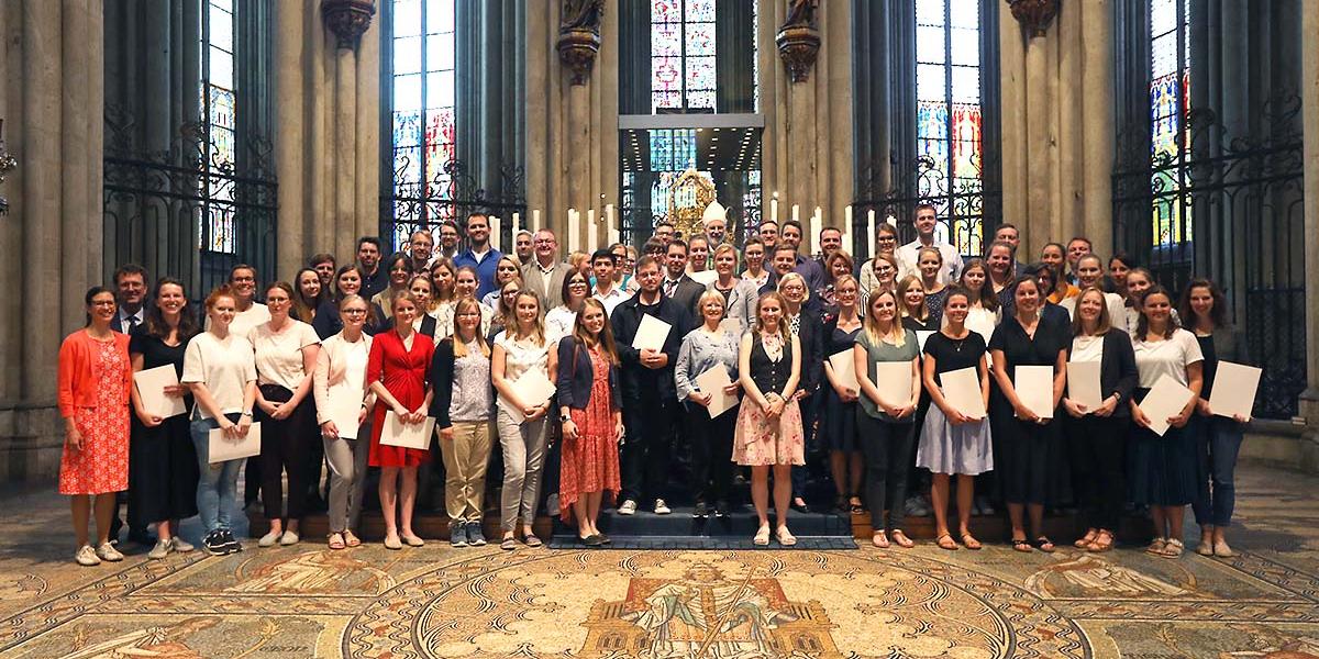 66 Frauen und Männer empfingen im Rahmen eines feierlichen Gottesdienstes im Kölner Dom ihre Bauftragung zum Dienst als Religionslehrerinnen und -lehrer aus der Hand von Weihbischof Ansgar Puff.