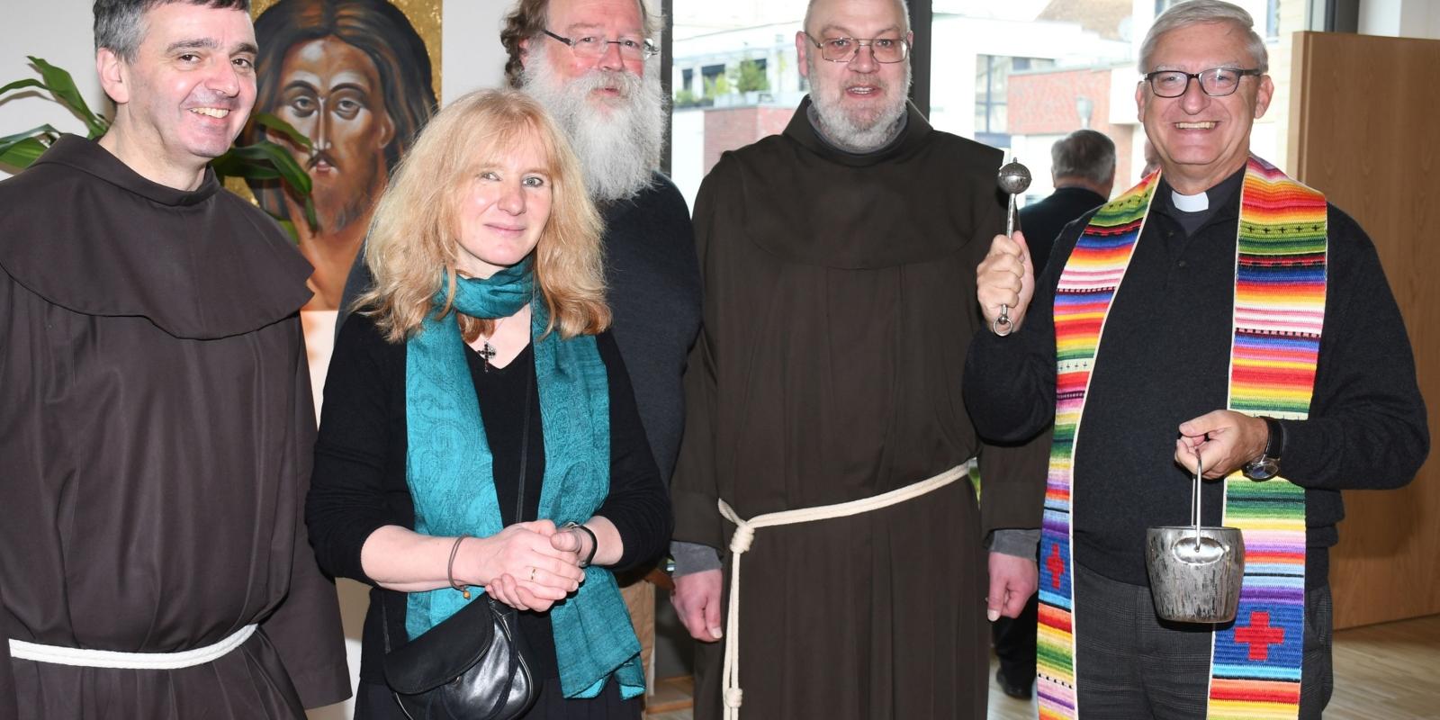 Das Foto zeigt (v.l.n.r.): Bruder Rafael Dermund OFM, Antje Nordmann, Michael Hänsch Geschäftsführer der Katholischen Kirche in Düsseldorf, Pater Athanasius Spies OFM und Pfarrer Frank Heidkamp, kommissarischer Stadtdechant, anlässlich der Segnung der neuen Räumlichkeiten an der Hohenzollernstraße 22. Foto: Sabine Polster
