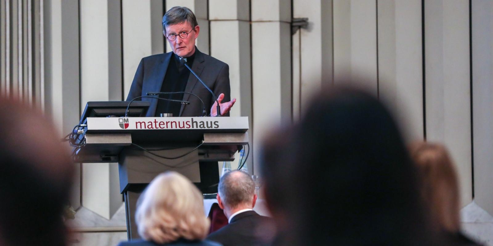 Vor über 150 Medizinern und Universitätsprofessoren wies Gastgeber Kardinal Rainer Maria Woelki auf die Notwendigkeit eines gesamtgesellschaftlichen Diskurses über die Möglichkeiten gentechnischer Eingriffe in das menschliche Erbgut hin.