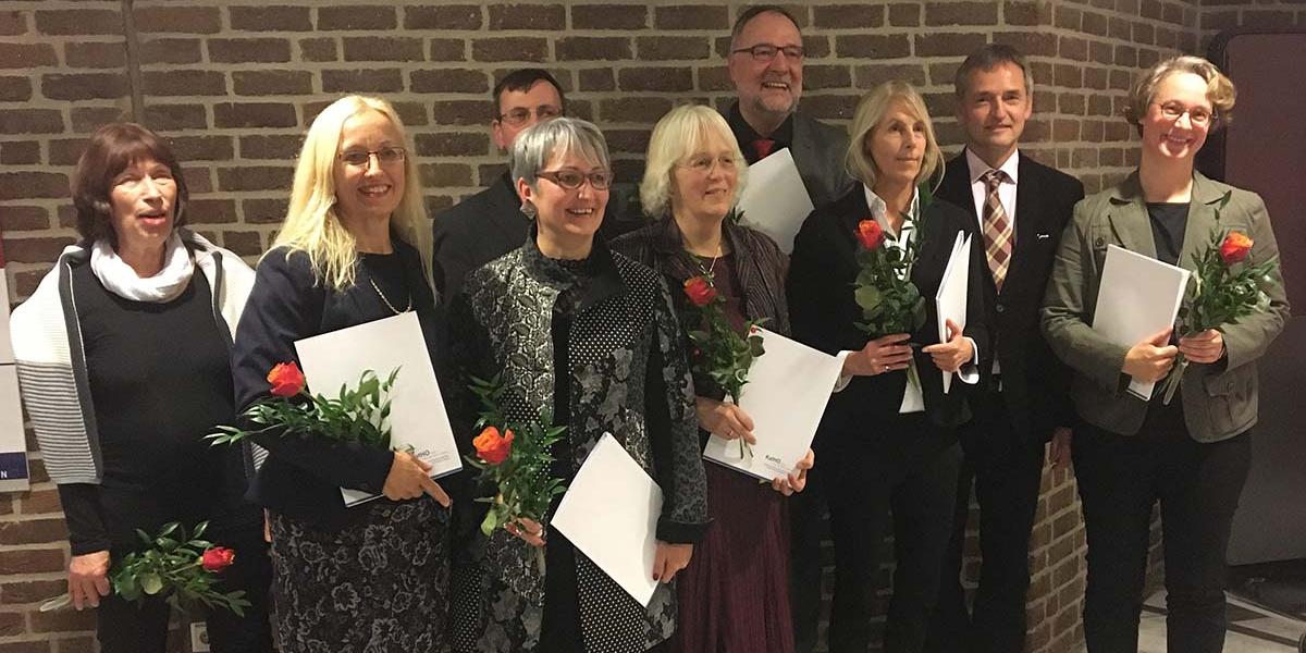 Die Absolventinnen und Absolventen zusammen mit Ute Gau und Prof. Dr. Thomas Lemmen vom Erzbistum Köln und Prof. Dr. Joachim Windolph von der KatHO Köln.
