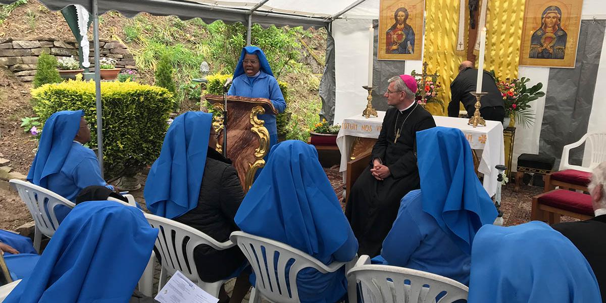 Sr. Maria Ebelechukwu Ugwa IHM, Regional Representative Germany, beim Verlesen des Grußworts zur Konventweihe.