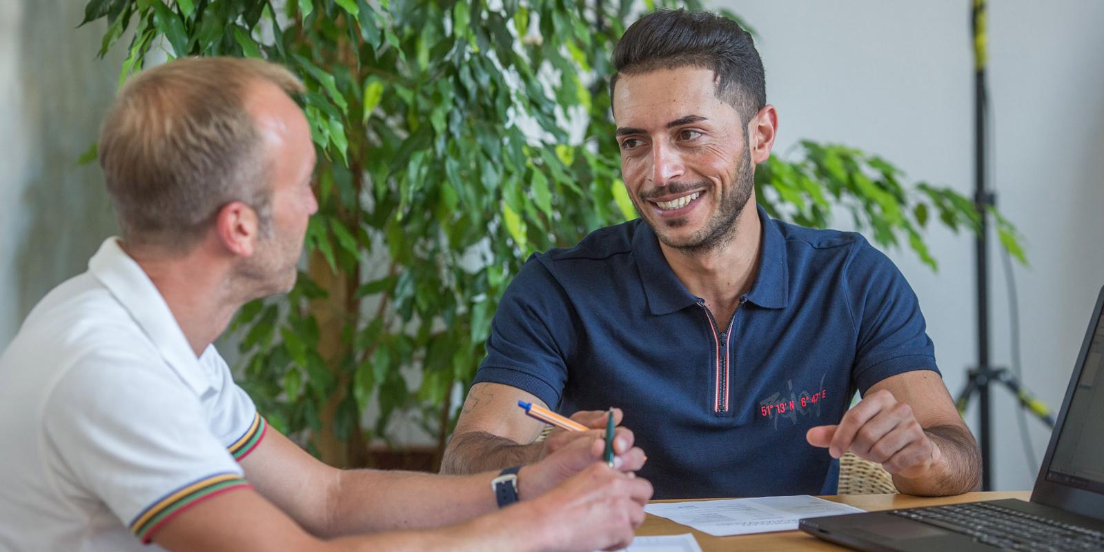 Faris O. (Name geändert) flüchtete aus dem Iran nach Deutschland. Im Arbeitslosentreff in Solingen wird er beraten.