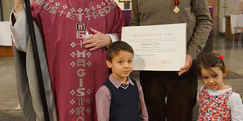 Weihbischof Rolf Steinhäuser überreicht Norbert Hölzer am 31. März 2019 den Silvesterorden