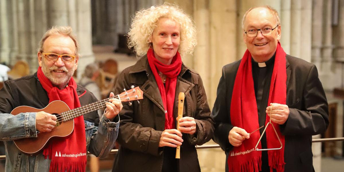 Zum 10. Mal bereiten sie das Adventmitspielkonzert vor: (v.l.) Janus Fröhlich, Ex-Schlagzeuger der 'Höhner', Petra Dierkes, Leiterin der Hauptabteilung Seelsorge und Dompropst Gerd Bachner.