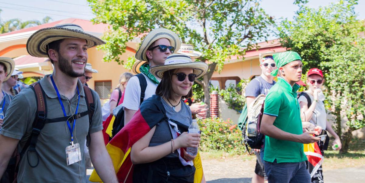 Prozession mit 5000 jungen Menschen zum Baseballstadion von David, wo der Gottesdienst gefeiert wird.