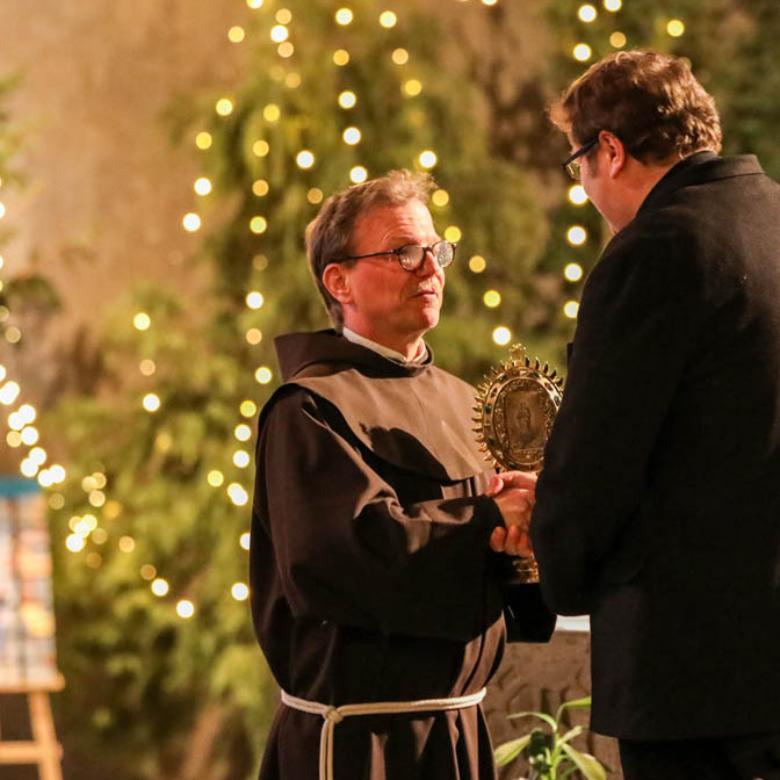 Bruder Cornelius Bohl ofm, Provinzialminister der Deutschen Franziskanerprovinz, übergibt das Gnadenbild aus Neviges symbolisch an Kreisdechant Pfarrer Daniel Schilling aus Ratingen, der übergangsweise für die Wallfahrtsseelsorge verantwortlich ist, bis der Erzbischof eine Nachfolgeregelung trifft.