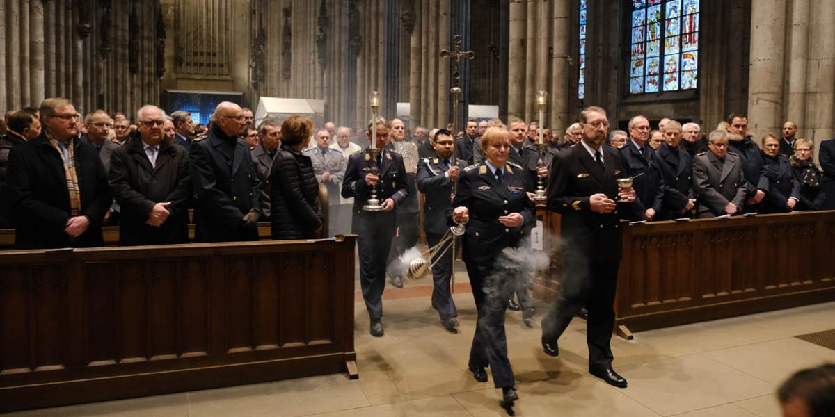 Rund 1.200 Soldatinnen und Soldaten kamen zum Friedensgottesdienst in den Kölner Dom.