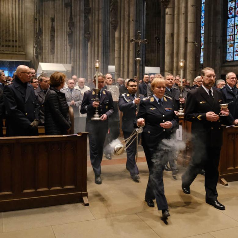 Rund 1.200 Soldatinnen und Soldaten kamen zum Friedensgottesdienst in den Kölner Dom.