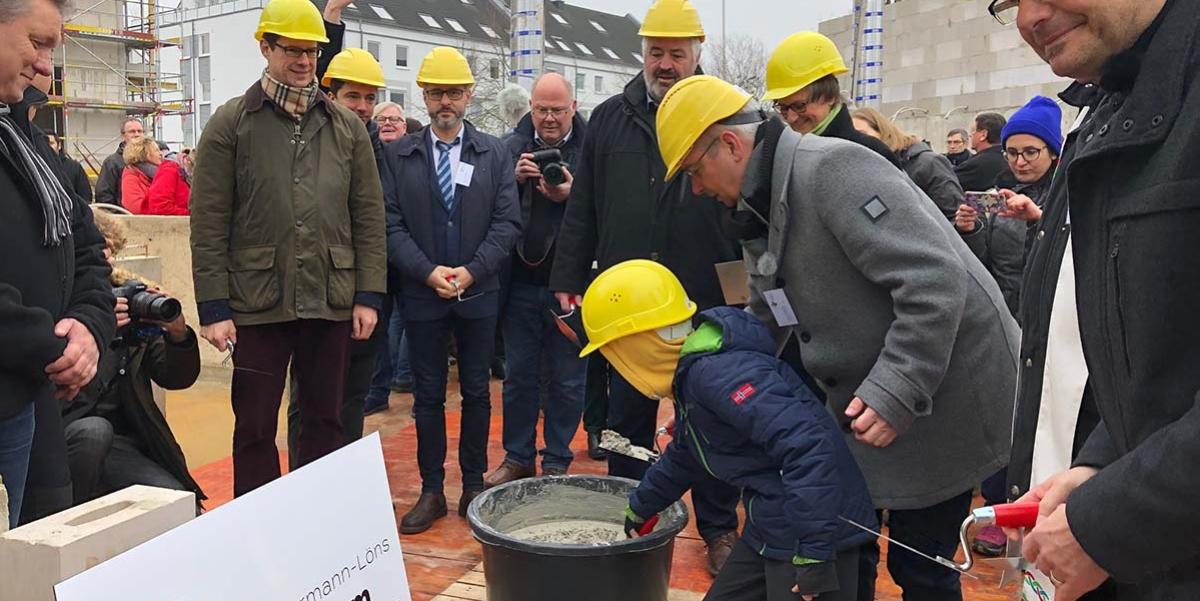 v. l. mit Bauhelm: Ernst Stephan Kelter (Vorsitzender des Aufsichtsrates der KJA LRO), Michele Lionetti (Kreisjugendseelsorger Rheinisch-Bergischer Kreis), Bernd Siebertz (Vertretung des Generalvikars, stellv. Leiter der Abteilung Jugendseelsorge im Erzbistum Köln), Uwe Tillmann (Projektsteuerer bei der Stadt Bergisch Gladbach für das Neubauprojekt), Sabine Hellwig (Fachbereichsleiterin Jugend und Soziales bei der Stadt Bergisch Gladbach), Lutz Urbach (Bürgermeister der Stadt Bergisch Gladbach), Thomas Droege vorne rechts (Geschäftsführer der KJA LRO)