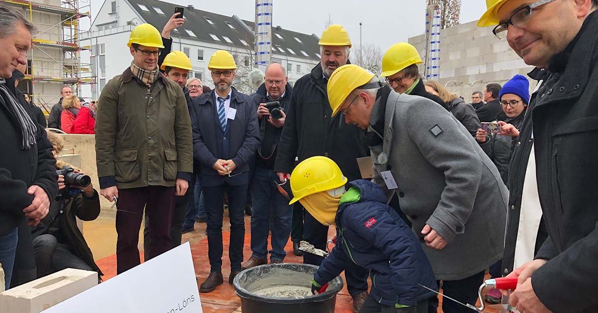 Grundsteinlegung in Bergisch-Gladbach für ...