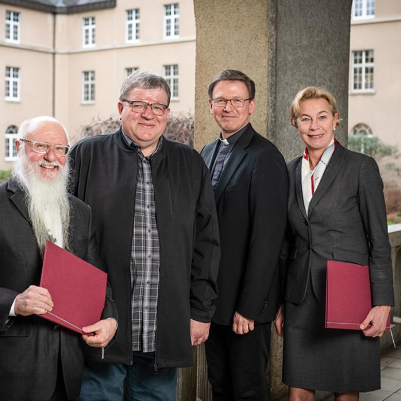 Unterzeichnung Übernahmevertrag; v.r.: Dr. Martina Köppen (Geschäftführerin gGmbH 'Kölner Hochschule für Katholische Theologie (KHKT) - St. Augustin'), Prof. Dr. Christoph Ohly (kommissarischer Rektor), Provinzialoberer Pater Prof. Martin Üffing SVD, Provinzialökonom Pater Konrad Liebscher SVD