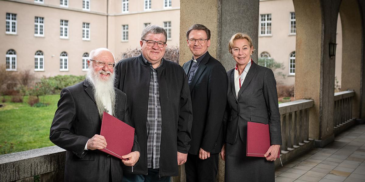 Unterzeichnung Übernahmevertrag; v.r.: Dr. Martina Köppen (Geschäftführerin gGmbH 'Kölner Hochschule für Katholische Theologie (KHKT) - St. Augustin'), Prof. Dr. Christoph Ohly (kommissarischer Rektor), Provinzialoberer Pater Prof. Martin Üffing SVD, Provinzialökonom Pater Konrad Liebscher SVD