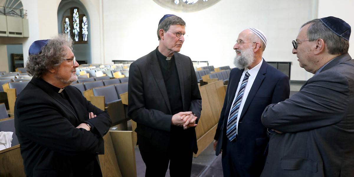 (von links nach rechts) Weihbischof Rolf Steinhäuser; Kardinal Woelki; Yechiel Brukner; Abraham-Josef Lehrer in der Kölner Synagoge Roonstraße
