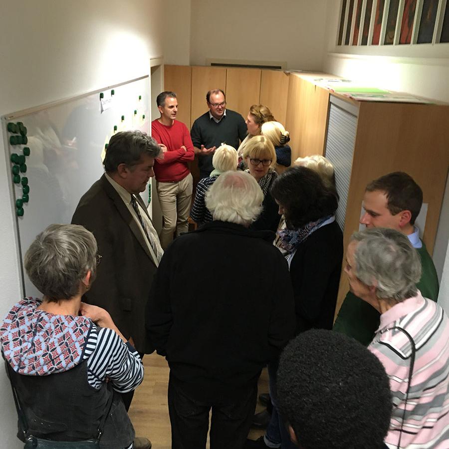 Newsletter des Pastoralen Zukunftswegs - Diskussion vor Stellwänden