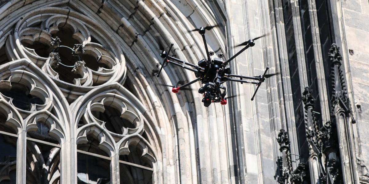 Drohnenflug am Kölner Dom, um Schäden frühzeitig zu erkennen