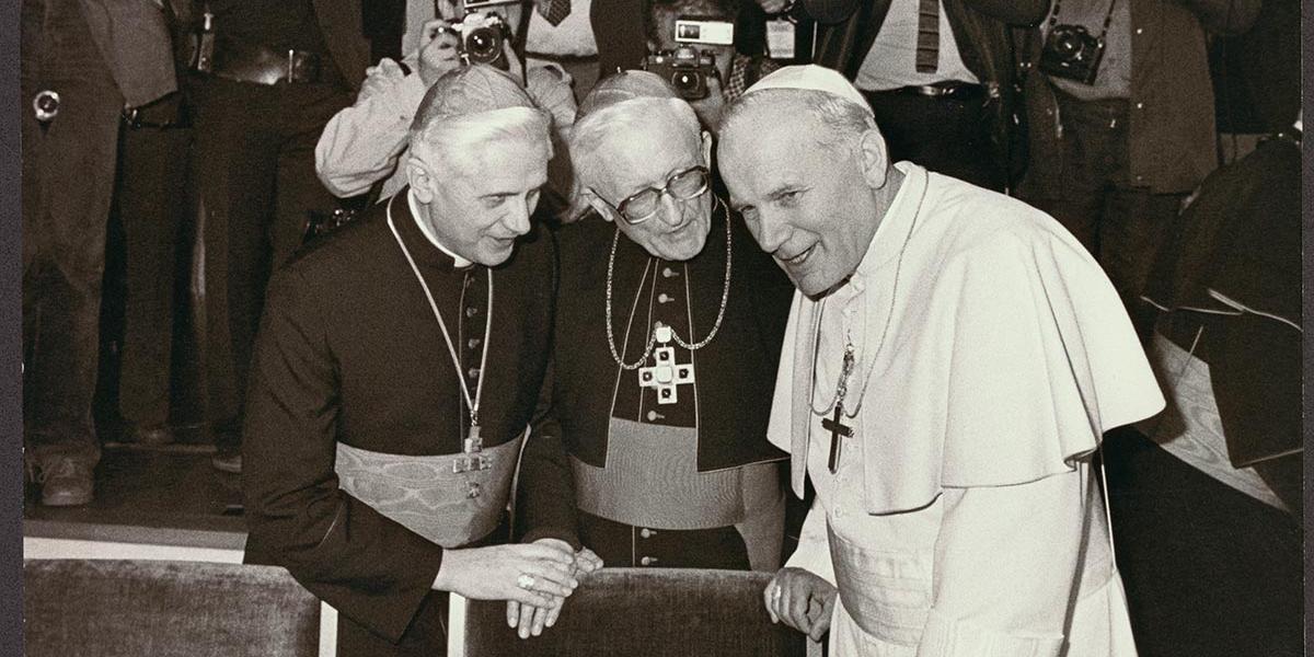 Papst Johannes Paul II. mit (von rechts) Kardinal Höffner und Kardinal Ratzinger, seinem späteren Nachfolger auf dem Stuhl Petri, im Kölner Dom 1980