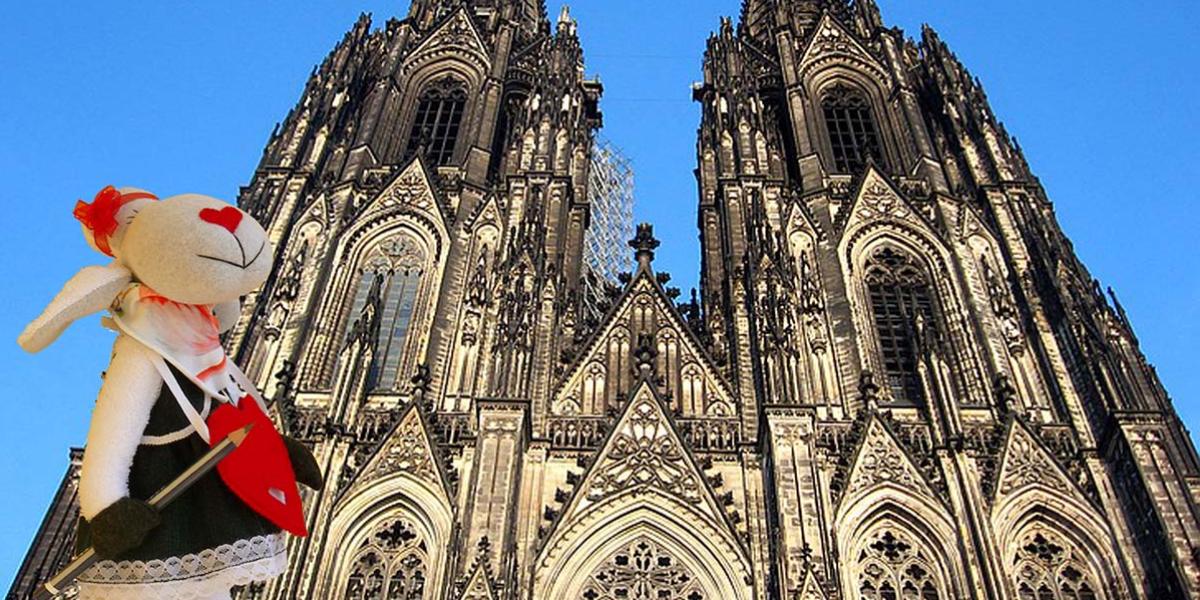 Die Figur ELA! wurde von Frau Lilia Köhler, Caritasverband für den Oberbergischen Kreis, in Handarbeit angefertigt. Die Tasche trägt das Logo der Aktion Neue Nachbarn.