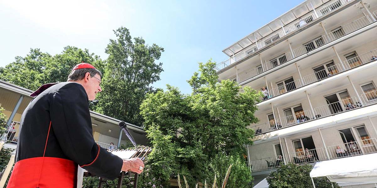 Kardinal Woelki feiert Wortgottesdienst im Innenhof des Altenzentrums St. Anna-Stift in Düsseldorf