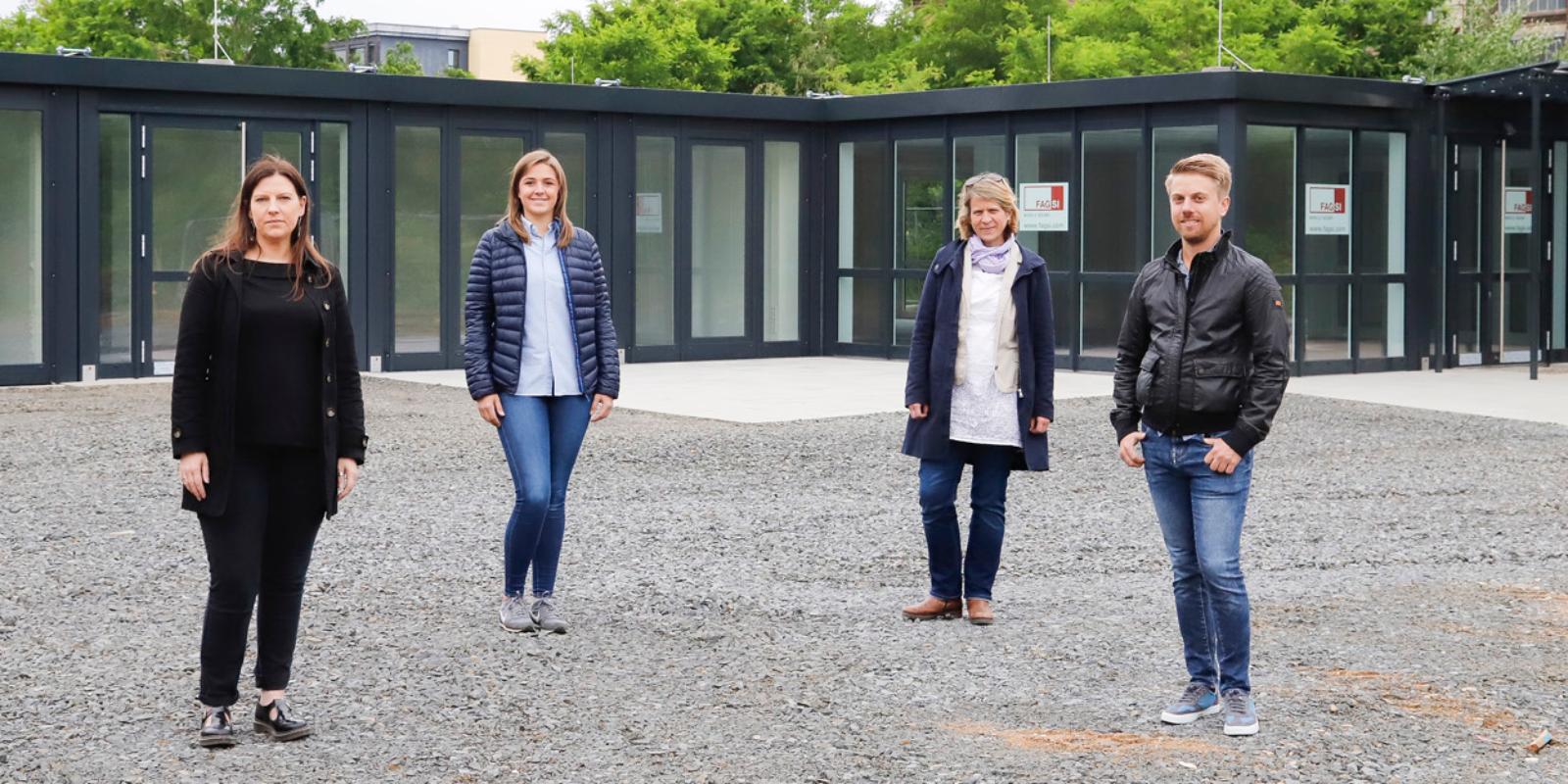 Die Schulleiterin mit dem Lehrerteam der Grundschule des Bildungscampus vor dem Haupteingang Schule  in Köln-Kalk