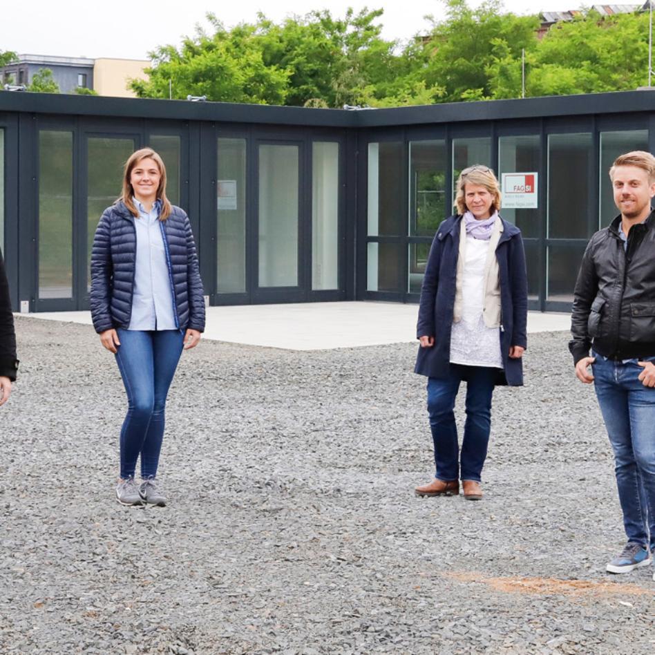 Die Schulleiterin mit dem Lehrerteam der Grundschule des Bildungscampus vor dem Haupteingang Schule  in Köln-Kalk