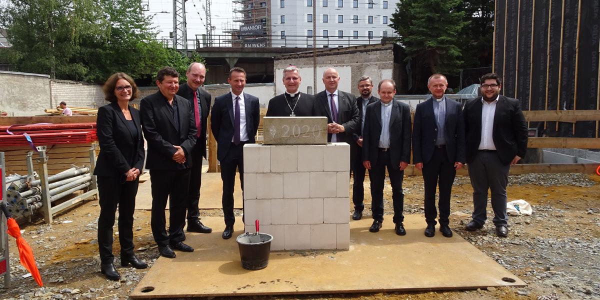 Von links: Regina Leipertz und Martin Kostulski (Architektenbüro), Achim Schmitz und Jörg von Lonski (Abteilungsleiter der Hauptabeteilung Finanzen im Generalvikariat), Weihbischof Dr. Dominikus Schwaderlapp, Ingbert Mühe (Referent der Internationalen Katholischen Seelsorge), Pater Adam Nyk, Pater Piotr Szelag und Pater Janusz Kaska (Priester der italienischen Mission) und Raffaele Garofalo (Pfarrgemeinderatsvorsitzender)