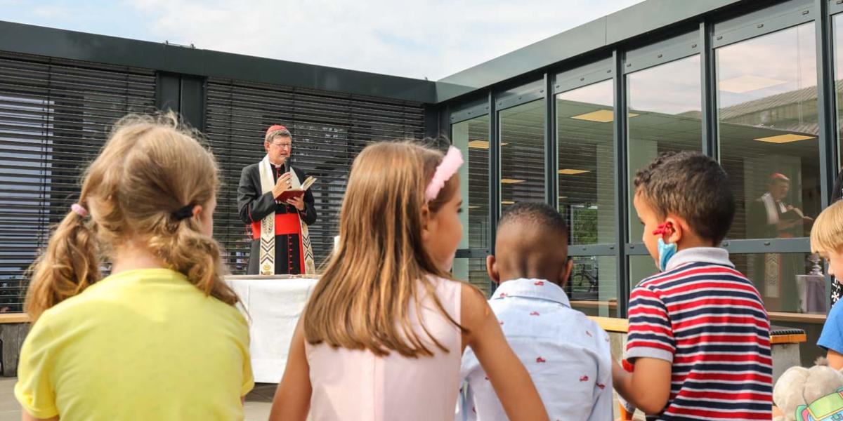 Rainer Maria Kardinal Woelki bei seiner Ansprache vor der Segnung des Schulgebäudes.