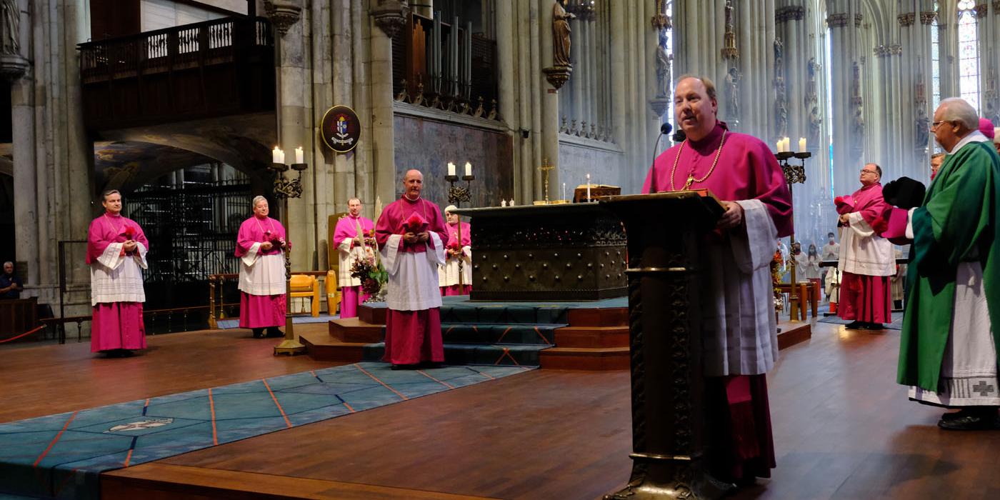 Domdechant Robert Kleine (am Ambo) führt Guido Assmann (vor dem Altar) in sein neues Amt als Dompropst ein