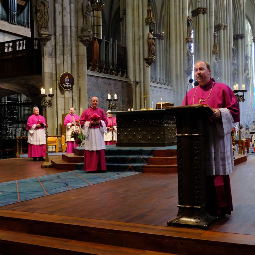 Domdechant Robert Kleine (am Ambo) führt Guido Assmann (vor dem Altar) in sein neues Amt als Dompropst ein