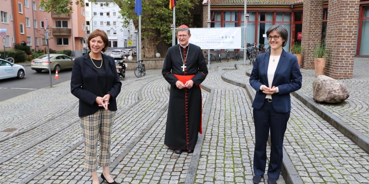 Die nordrhein-westfälische Bildungsministerin Yvonne Gebauer, Kardinal Woelki und Frau Dr. Bernadette Schwarz-Boenneke, Leiterin der Hauptabteilung Schule/ Hochschule vor dem Maternushaus in Köln, wo die Pädagogische Woche stattfindet (v.l.)