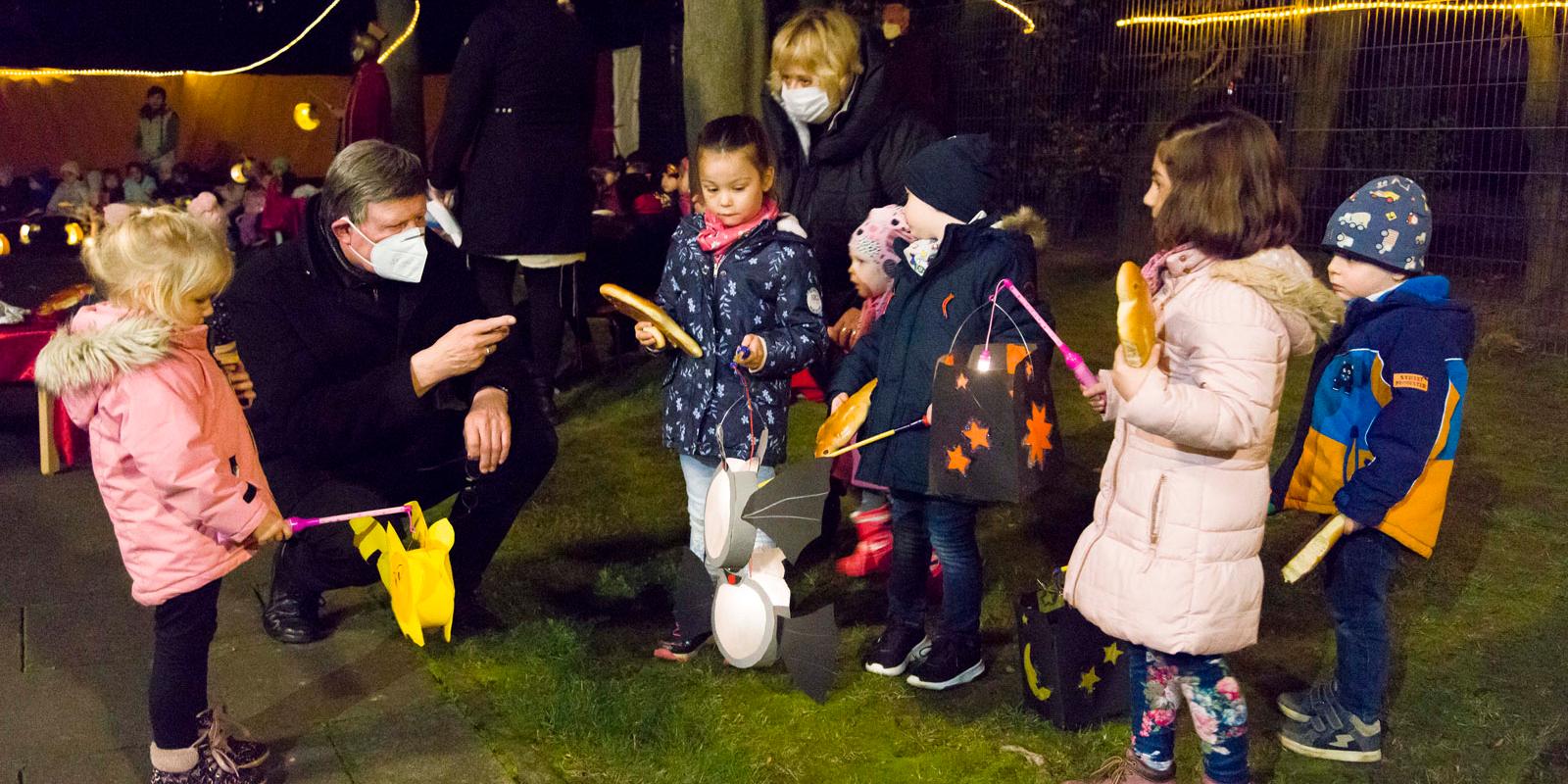 Kardinal Woelki (links) spricht mit einigen Kinder aus der katholischen Kita in Chorweiler zusammen mit der Kita-Leiterin Elisabeth Meurer (Mitte).
