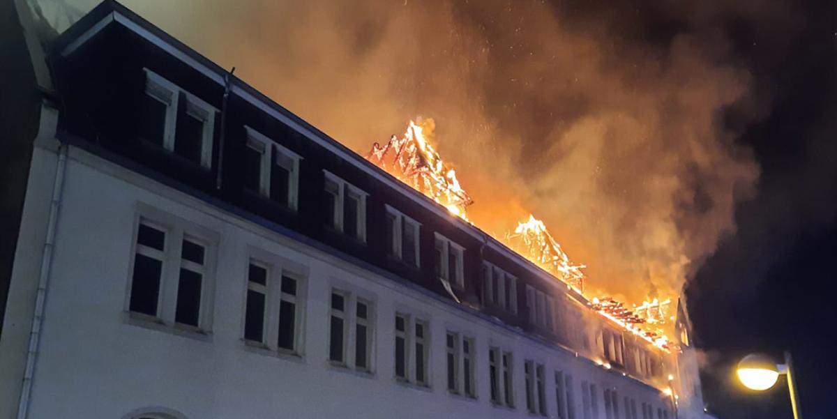 Großbrand im leerstehenden Altbau der Erzbischöflichen Gesamtschule St. Josef am 15. Dezember 2020.