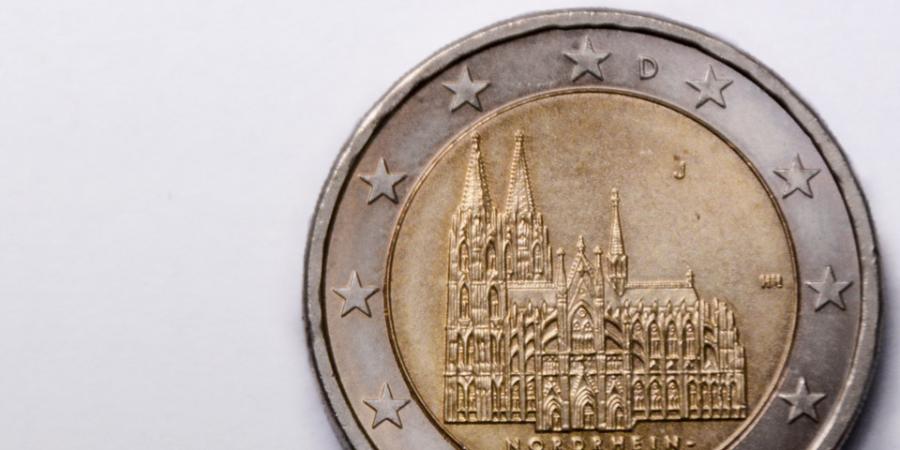 Die Rückseite der 2-Euro-Münze zeigt den Kölner Dom.