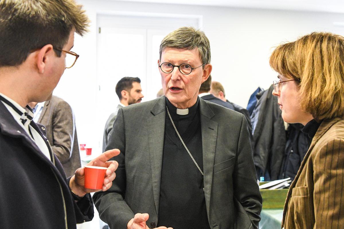 Rainer Maria Kardinal Woelki im Gespräch mit Teilnehmern bei den Beratungen der Synodalversammlung am 31. Januar 2020 im Dominikanerkloster in Frankfurt.