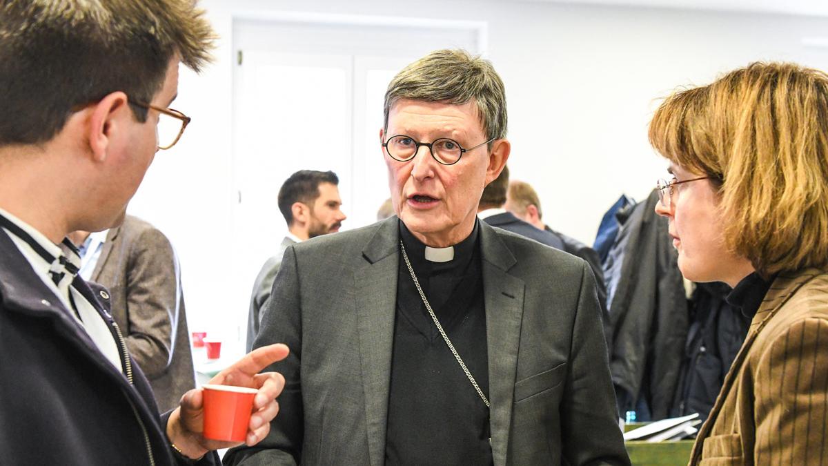 Rainer Maria Kardinal Woelki im Gespräch mit Teilnehmern bei den Beratungen der Synodalversammlung am 31. Januar 2020 im Dominikanerkloster in Frankfurt.