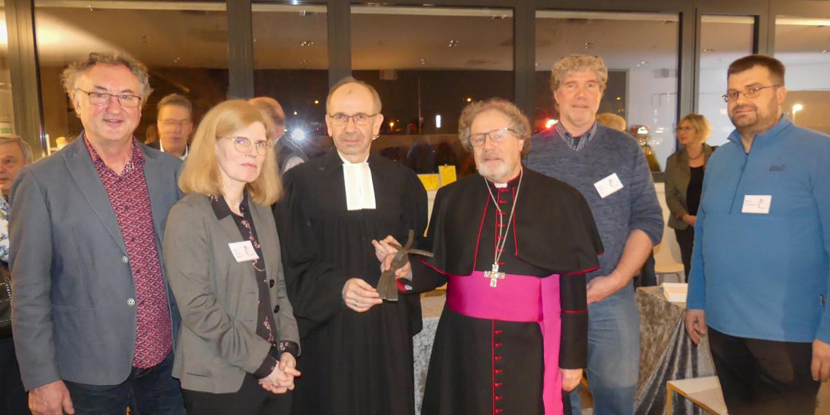 Präses Manfred Rekowski und Weihbischof Rolf Steinhäuser mit einigen Mitgliedern des Vereins 'LebensRaum Kirche':   von links Michael Müller, die Vorsitzende Ursula Nothelle-Wildfeuer, Rhaban Schulze Horn und Pastoralreferent Marcus Tannebaum.